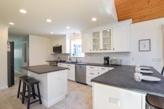 3000 Sq Ft Home with Hot Tub - 3