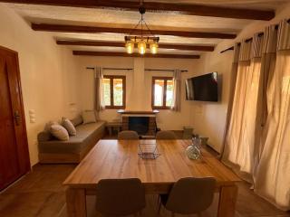 Maris Guesthouse - Mavrovoúnion - 5