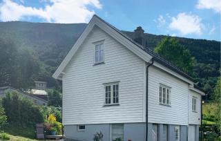 2 Bedroom Lovely Home In Innfjorden - Innfjorden - 1