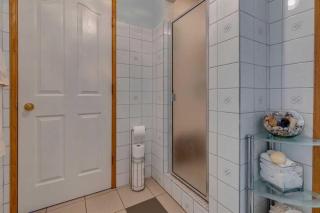Centrally located 1 Bed 1 Bath Ensuite Cute Guest Suite Private Laundry Pet OK - Calgary - 6