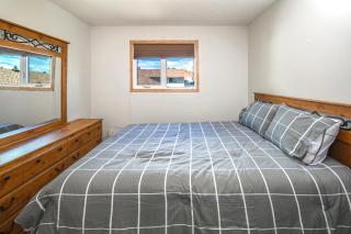 Centrally located 1 Bed 1 Bath Ensuite Cute Guest Suite Private Laundry Pet OK - Calgary - 9