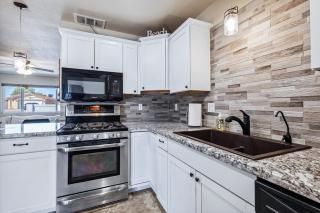 Sahara Getaway Pool Parking Lake Views - Lake Havasu City - 5
