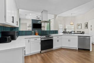 Modern 3 Bedroom Home with Pool - Lake Charles - 9