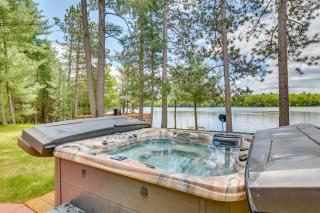 Gorgeous Lake Arbutus Getaway with Dock and Boat House - Neillsville - 9