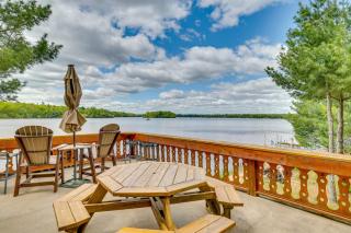 Gorgeous Lake Arbutus Getaway with Dock and Boat House - Neillsville - 0