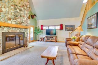 Gorgeous Lake Arbutus Getaway with Dock and Boat House - Neillsville - 6