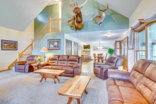 Gorgeous Lake Arbutus Getaway with Dock and Boat House - Neillsville - 5