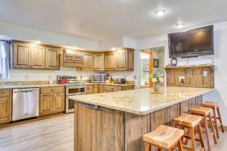 Gorgeous Lake Arbutus Getaway with Dock and Boat House - Neillsville - 2