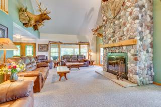 Gorgeous Lake Arbutus Getaway with Dock and Boat House - Neillsville - 7