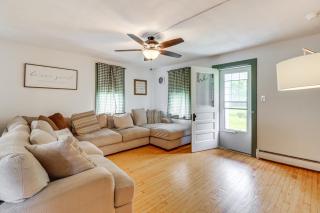 Walk to Saylors Lake Townhome with Shared Perks! - Saylorsburg - 2