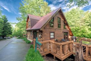 Pet friendly, Safe in winter 3 Bedroom, Brand new hot tub, and Grill! Working Fireplace, Easy access - Gatlinburg - 1