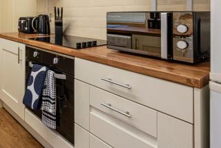 Spacious home in Newcastle Under Lyme with Parking - Newcastle under Lyme - 2