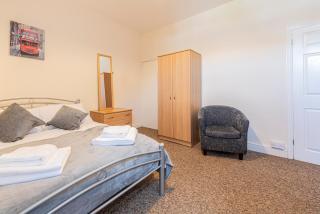 Spacious home in Newcastle Under Lyme with Parking - Newcastle under Lyme - 2