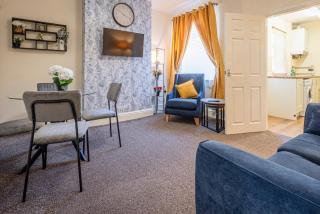 Spacious home in Newcastle Under Lyme with Parking - Newcastle under Lyme - 0