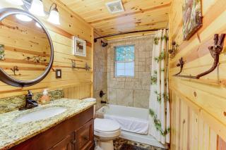 5 Mi to Unicoi State Park & Lake: Hot Tub Haven! - 1