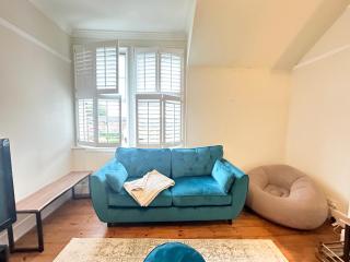 Mulberry Wimbledon Area Apartment, by Edens - Raynes Park - 9
