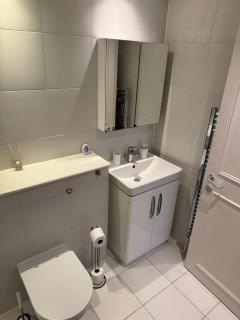 Modern 1 Bed Flat, Liverpool Street - 3