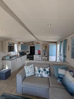 Beautifully presented beachcomber holiday home sited on the Durdle Door holiday park within a few minutes walk from the path that leads to the famous Durdle Door arch and Lulworth cove - West Lulworth - 4