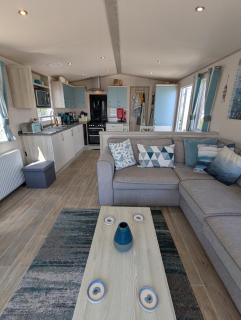 Beautifully presented beachcomber holiday home sited on the Durdle Door holiday park within a few minutes walk from the path that leads to the famous Durdle Door arch and Lulworth cove - West Lulworth - 3