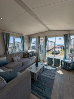 Beautifully presented beachcomber holiday home sited on the Durdle Door holiday park within a few minutes walk from the path that leads to the famous Durdle Door arch and Lulworth cove - West Lulworth - 0