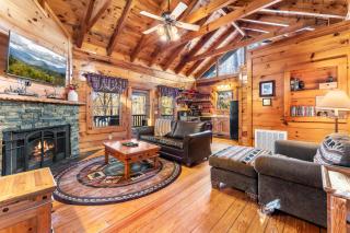 Cozy Retreat for 4 with Hot Tub & Mountain Views - Pigeon Forge - 0