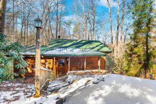 Cozy Retreat for 4 with Hot Tub & Mountain Views - Pigeon Forge - 4