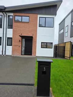 Relaxed Comfort new townhouse in Wallaceville - Upper Hutt - 0