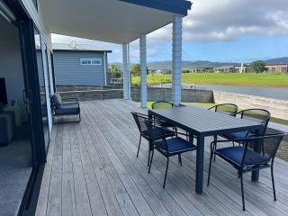 Hosts on the Coast Lake View - Matarangi - 9