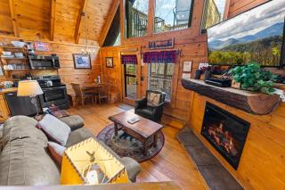 Cozy Mountain Cabin Getaway with Hot Tub for 4 Guests - Pigeon Forge - 0
