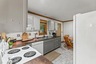 Stylish Cabin with Hot Tub Games & More - Sevierville - 2