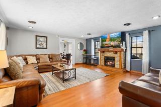 Family 4BDR for 10 with Hot Tub Basketball Court & Fire Pit - Sevierville - 0