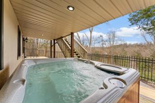 Family 4BDR for 10 with Hot Tub Basketball Court & Fire Pit - Sevierville - 9