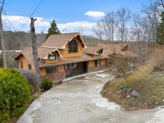 Family 4BDR for 10 with Hot Tub Basketball Court & Fire Pit - Sevierville - 5