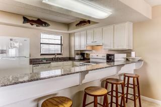 5th Floor condo and private balcony Enjoy exclusive fishing pier and easy beach access - 2