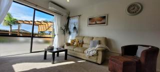 Elevated Family Sized Guest-house with Beautiful Views - 3