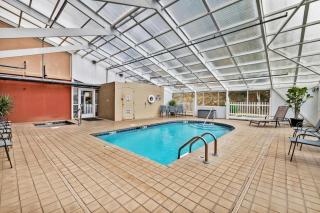 Trendy 2 BDR Condo with Pool & Hot Tub Near Downtown - 8