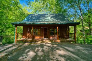 Cabin in Nature with Hot Tub & Games - Sevierville - 2