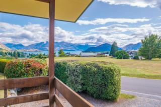 Wanaka Lake view with a Games Room that Sleeps 8 - Wanaka - 9