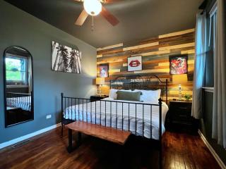 The Banksy-Free Parking -4 bedroom w King bed- Firepit Rooftop near United Center - Chicago - 9