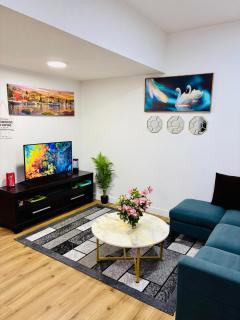 Charming Stay & Cozy Retreat by Bansari Homes in Edmonton- YEG - Edmonton - 0