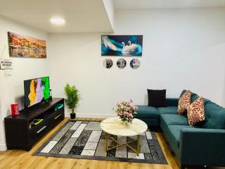Charming Stay & Cozy Retreat by Bansari Homes in Edmonton- YEG - Edmonton - 9