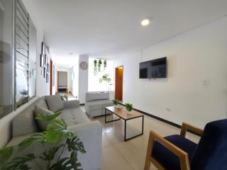 Casa amplia y cómoda cerca del Estadio y la 70 - 7