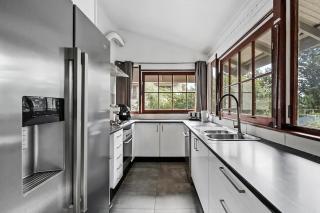 3-Bedroom Home Walk to Shops, Pubs and Restaurants! - - 4