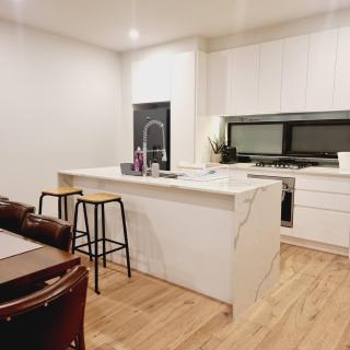 Cosy and comfortable family home across the lake - Newport - 3