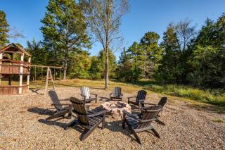 Pine and Pickle - Cozy Cabin, Sleeps 10, Loft, Hot Tub, Firepit - 9