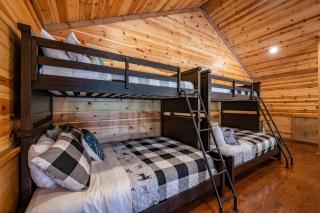 Cozy Cabin, Sleeps 10, Loft, Hot Tub, Firepit - Broken Bow - 5