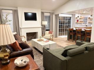 The Cozy Switchback Entire Home with Biking and Trails Steps Away Near Downtown includes Hot Tub - Bentonville - 9