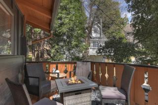 The Lazy Bear Cabin - For 6 - Crestline - 8