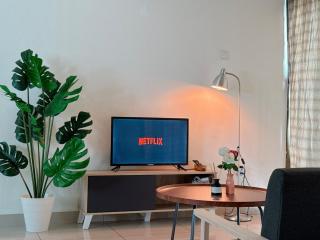 32 - Arty & Peaceful de suite at Mount Austin, JB - 0