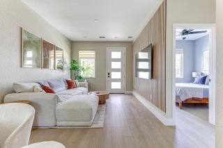 Chic & Spacious 4 Bedroom 3 Full Bathrooms Retreat in West Tampa and Pvt Backyard - Tampa - 0